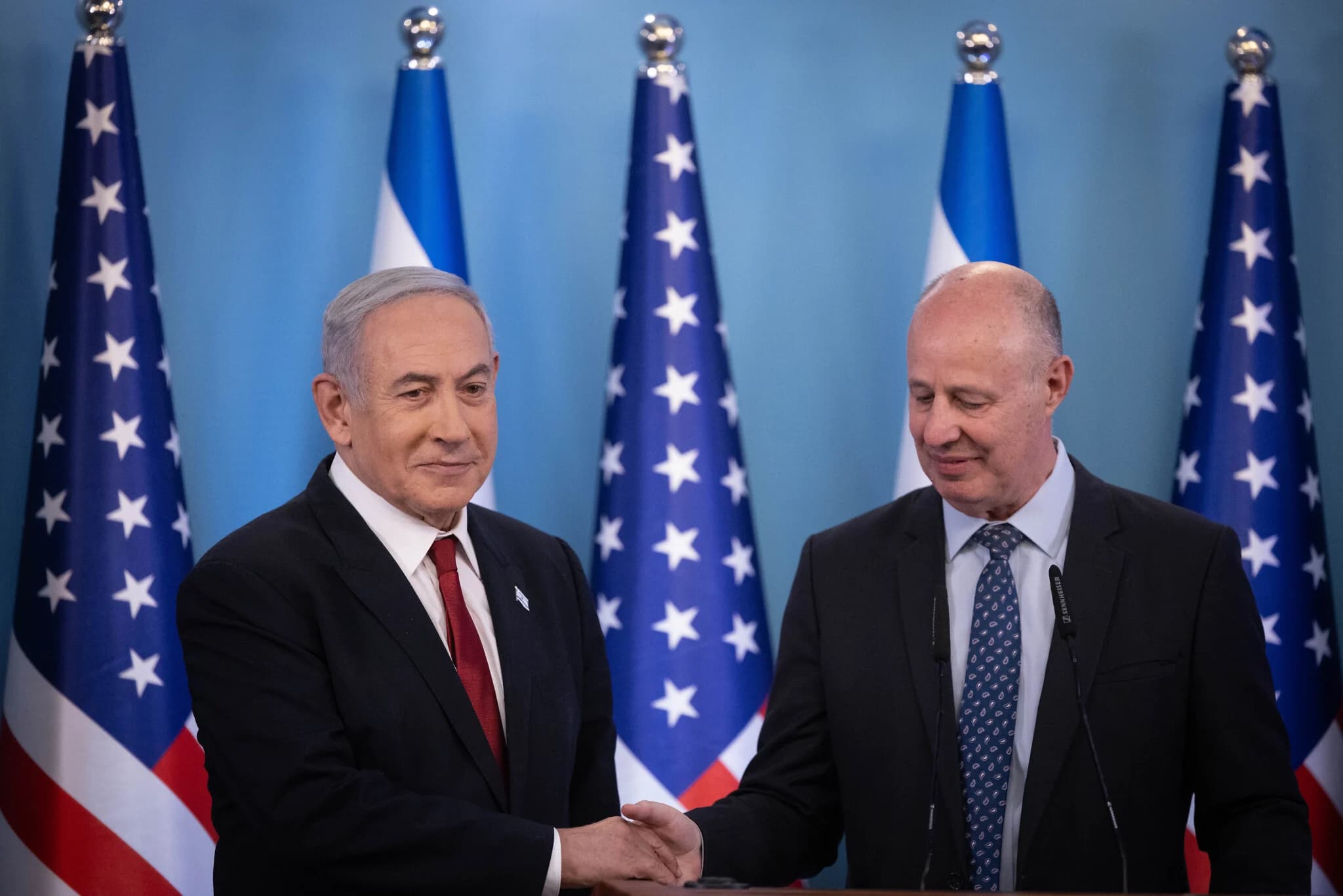 ראש הממשלה בנימין נתניהו עם צחי חנגבי, אז יועצו לביטחון לאומי, במסיבת עיתונאים בירושלים