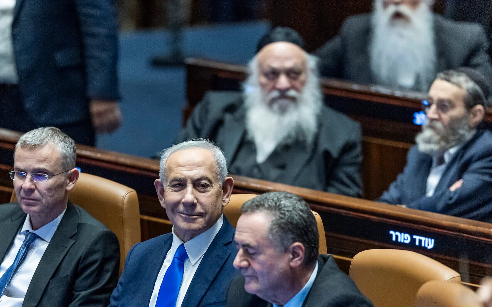 ראש הממשלה בנימין נתניהו, שר המשפטים יריב לוין ושר הביטחון ישראל כץ בכנסת לפני הצבעה על פטור גיוס לחרדים
