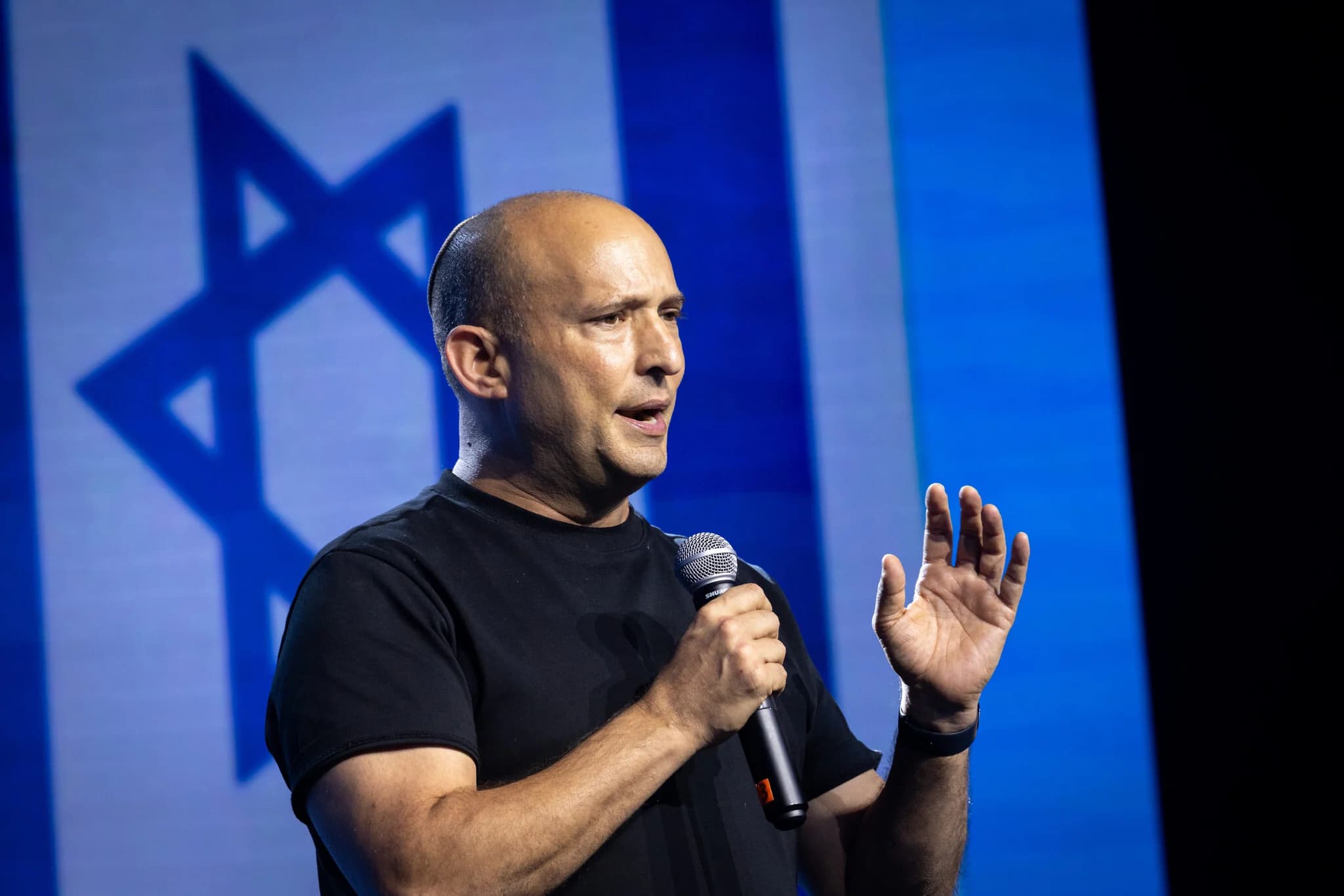 ראש ממשלת ישראל לשעבר ויו"ר ביחד נפתלי בנט נושא דברים במסיבת עיתונאים בתל אביב