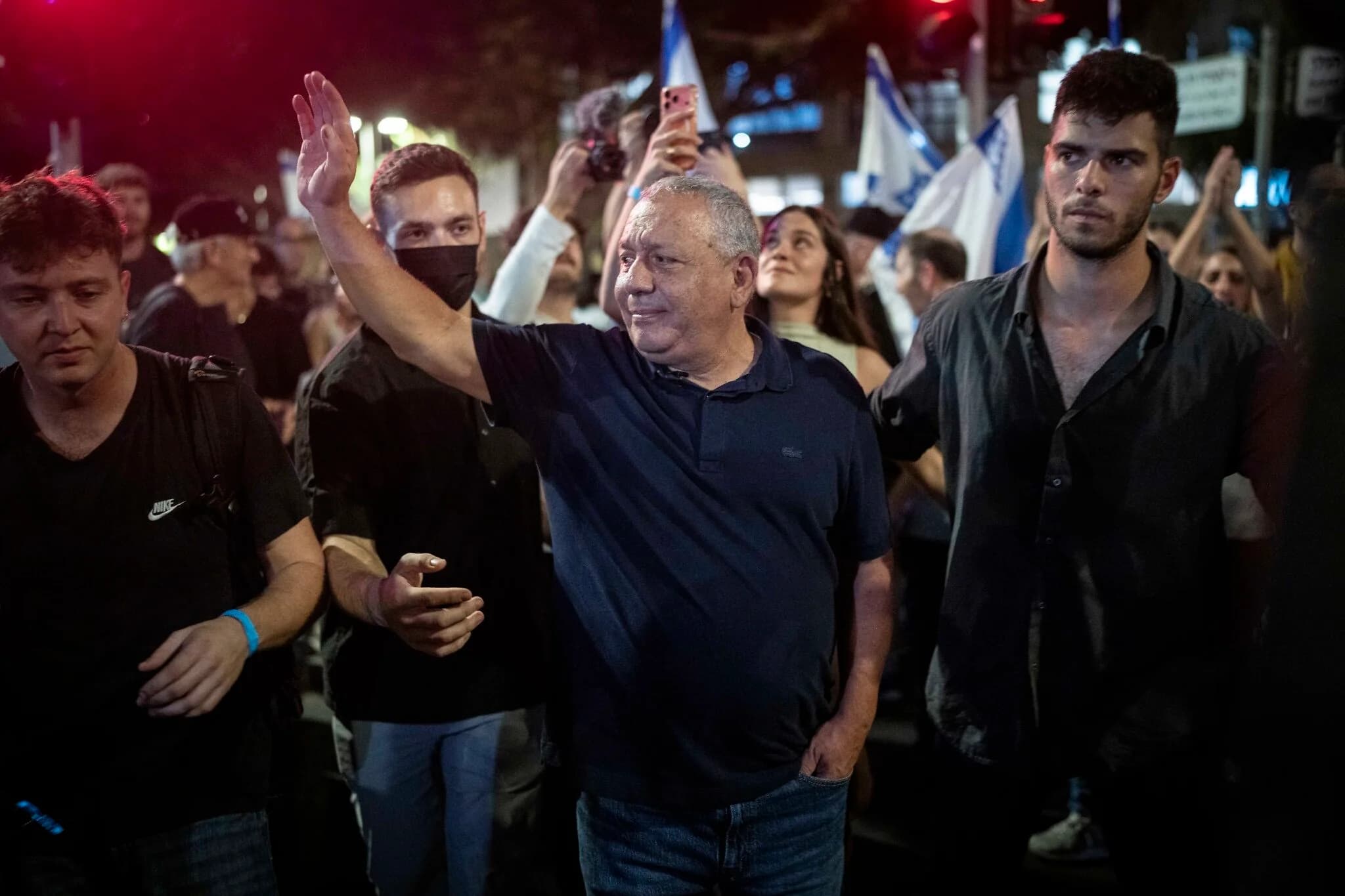 יו"ר מפלגת ישר גדי איזנקוט בהפגנה בכיכר החטופים בתל אביב