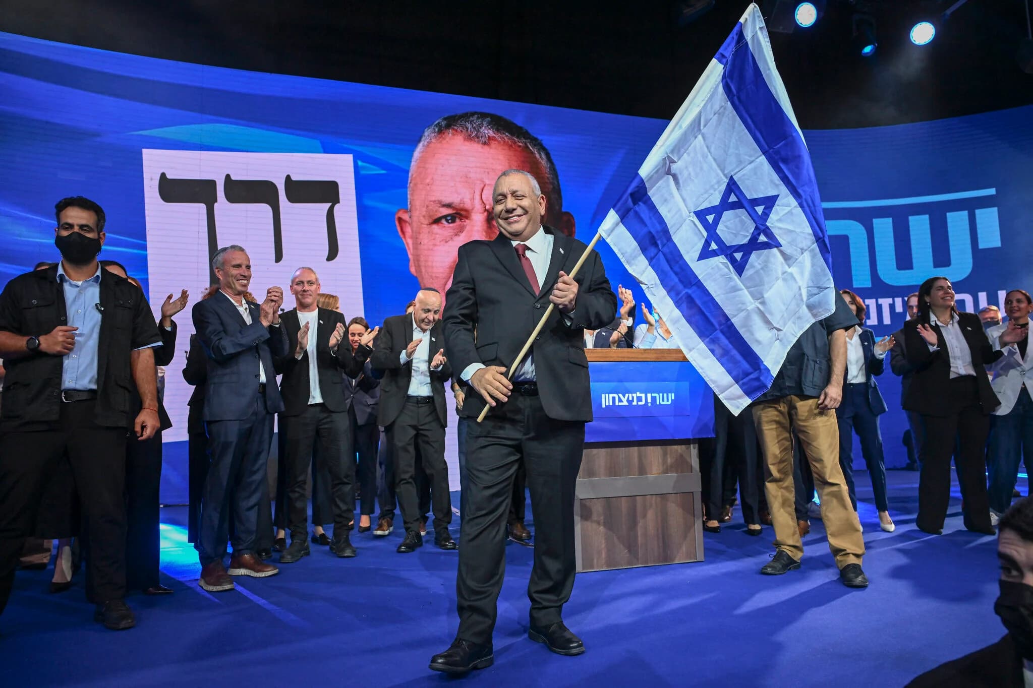 יו"ר מפלגת ישר גדי איזנקוט לצד חברי מפלגתו במטה הבחירות של המפלגה בתל אביב