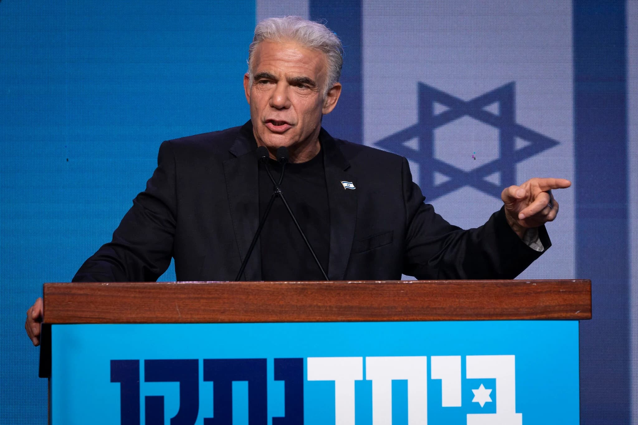 מנהיג האופוזיציה יאיר לפיד נושא דברים במטה הבחירות של מפלגת ביחד בתל אביב בליל הבחירות