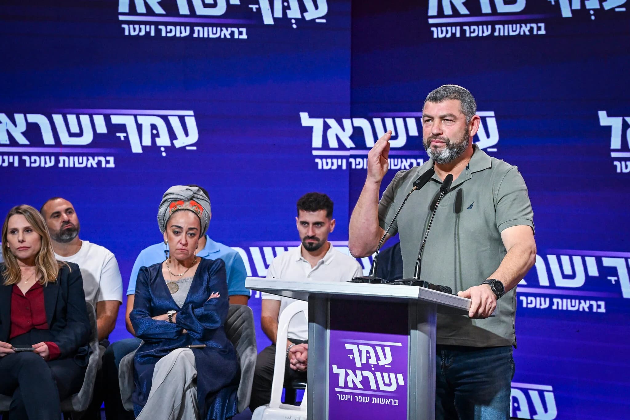 מנהיג מפלגת עם ישראל עופר ווינטר נושא דברים במסיבת עיתונאים בתל אביב